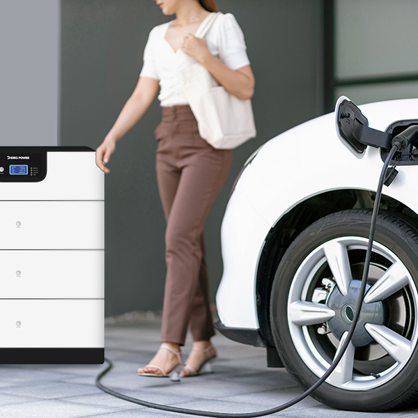 背景にぼやけた女性が歩いている、自宅の充電ステーションでバッテリーを充電する電気自動車の画像に焦点を当てます。日常のライフスタイルに適用されるグリーン エネルギー技術の進歩的なコンセプト。
